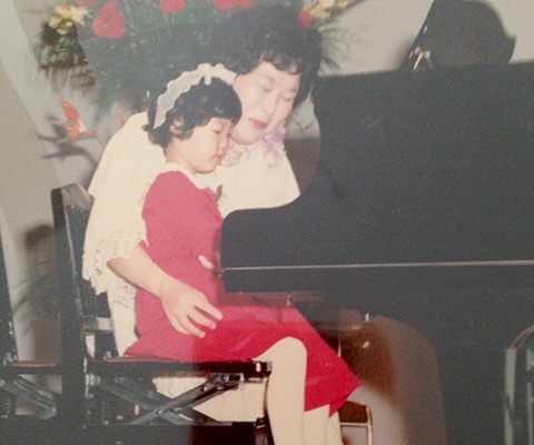 ピアノの先生をしていた母と母にピアノを習う私の写真