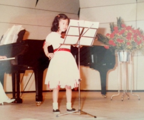 バイオリンを引く幼いころの私の写真